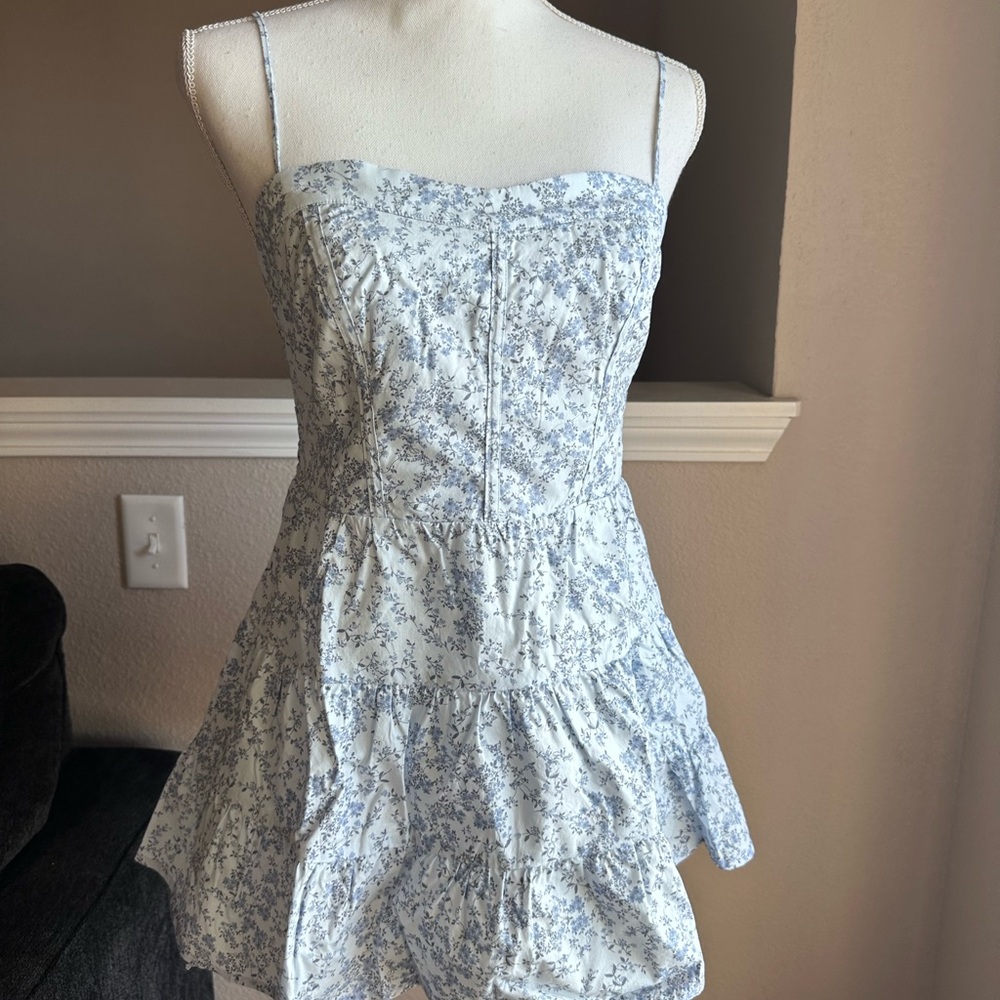 🎉2xHost Pick🎉 Florence by Mills Floral Blue and White Top